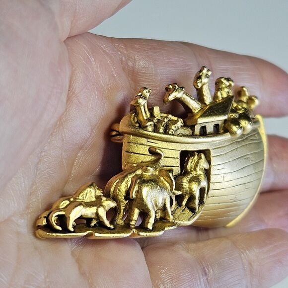 Vintage Matte Gold Tone Noah's Arc Pin Brooch with Animals Signed AJC - Picture 3 of 10